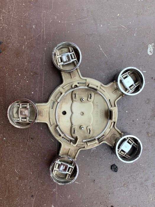 Audi Ауди капачка за джанта с номер 8r0601165 само за 20Eur.