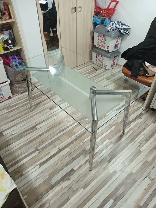 Masa din sticlă pentru 6 persoane
