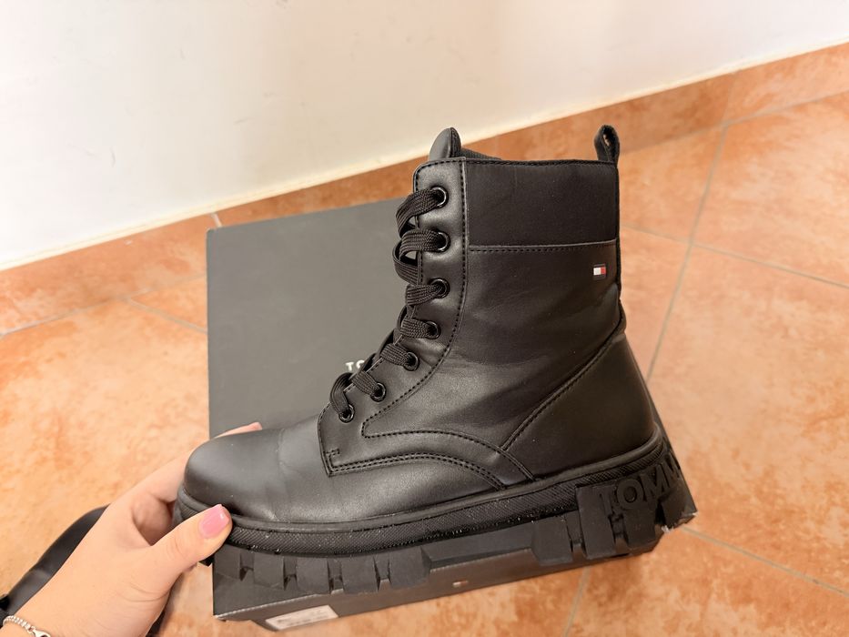 Ghete damă Tommy Hilfiger, negre, mărimea 37 – stare foarte bună