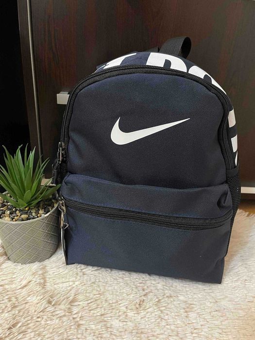 Нова раница Nike