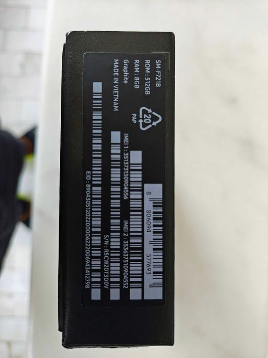 Продавам смартфон Samsung Galaxy Flip4