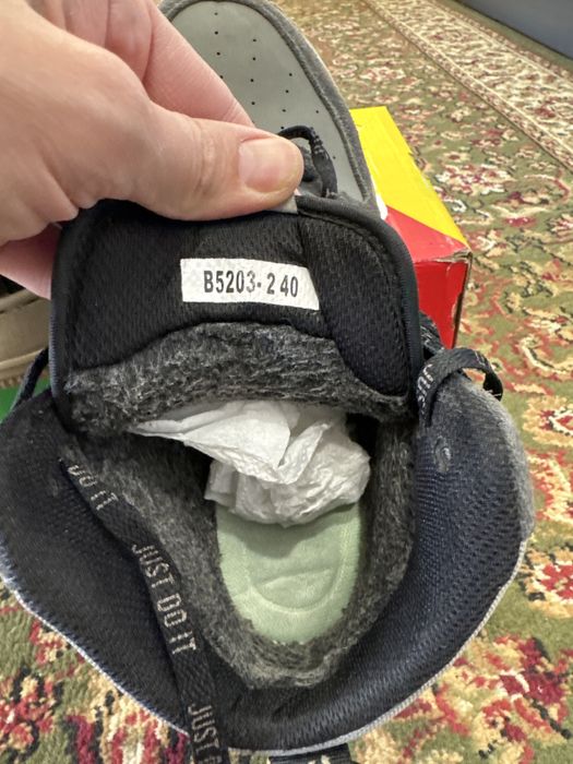 Продам серые красовки NIKE