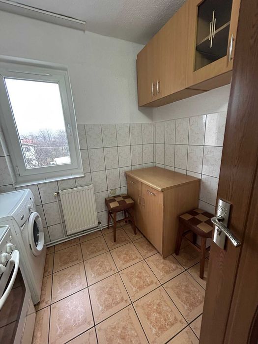 Închiriez apartament 2 camere decomandat, zonă centrală Vălenii de Munte