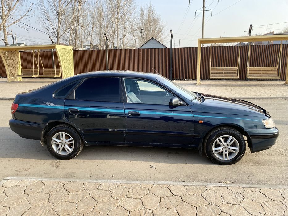 Продам машину Карина е