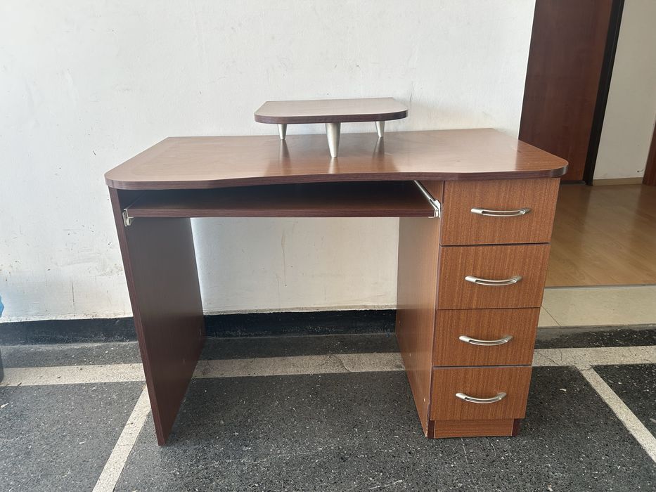 Използвано бюро с шкафчета