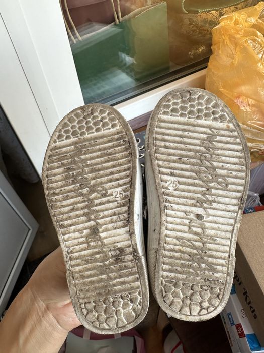 Отдам бесплатно детская обувь