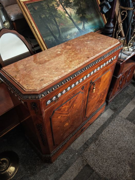 Антикварен бар шкаф