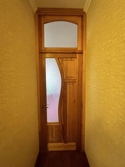 Продаются межкомнатные двери из натурального дерева — 8 шт.
