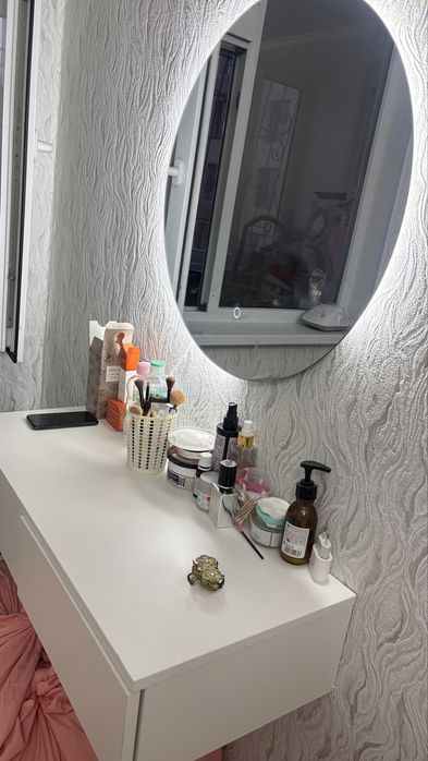 Продается тумба с зеркалом