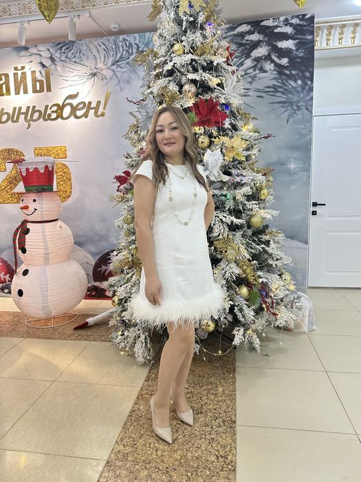 Продам платье белое с перьями