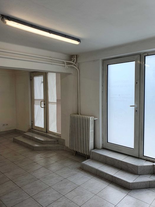 Dau in chirie spatiu comercial ULTRACENTRAL, 35 mp, vis a vis Casa de Cultura a Studentilor, parter, acces si vitrine la strada