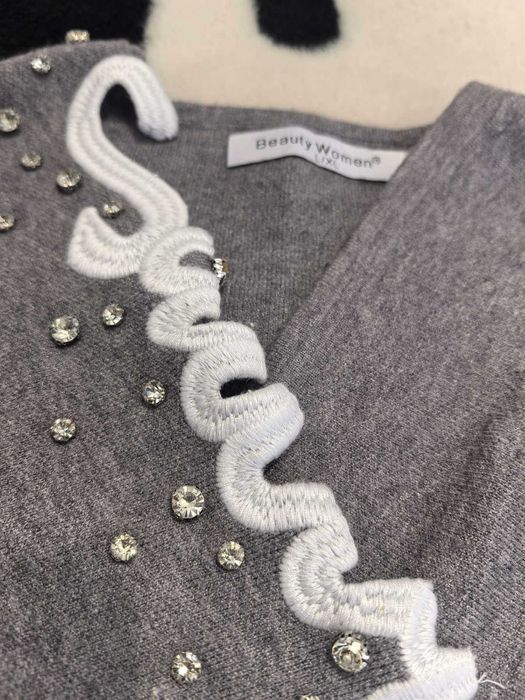 Дамска къса блуза с камъни и бродерия