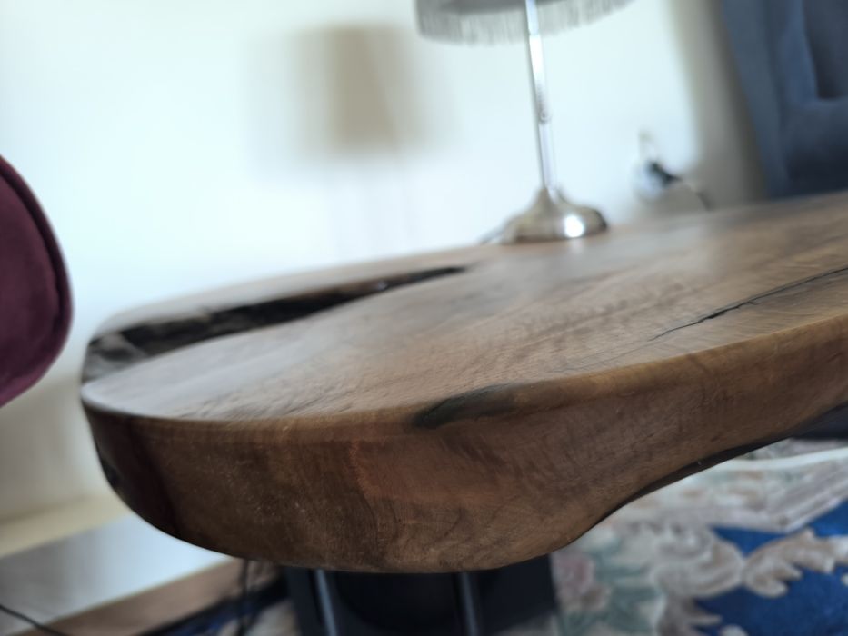 Масивна дървена маса