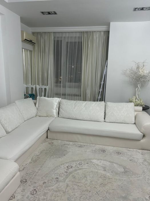 Диван белый High-tech дизайн