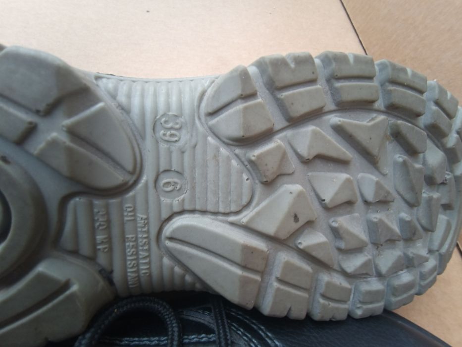 Продавам 3 Чифта Работни обувки  с метално бомбе