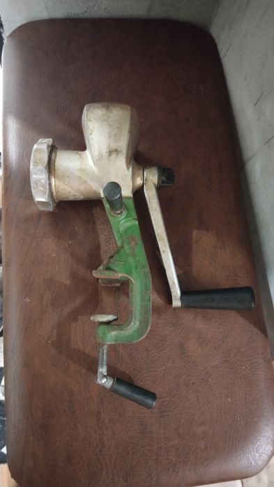 Продам ручную советскую мясорубку