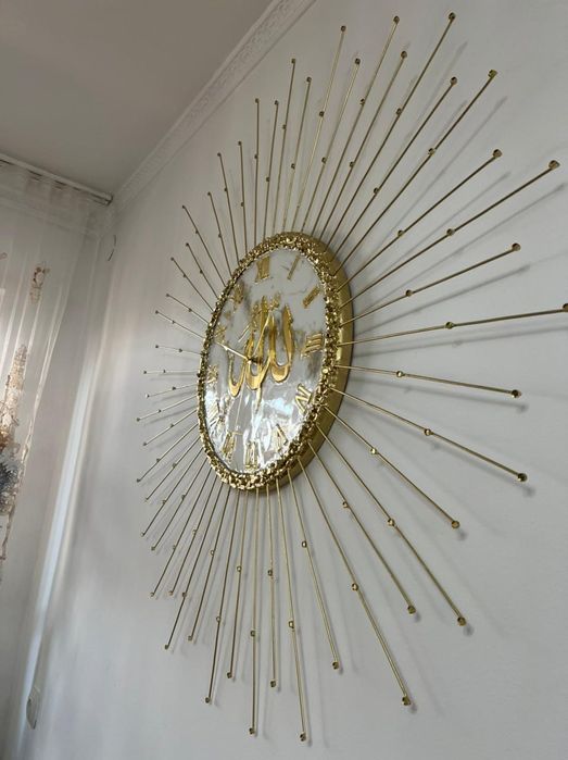 Часы с лучами в золоте