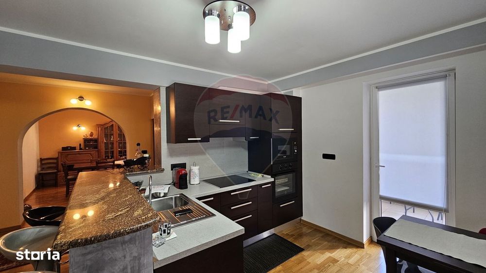 Casă / Vilă de lux cu 8 camere de vânzare in Obcini, Suceava