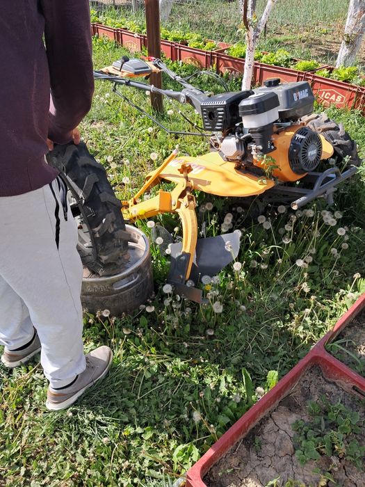 Vand motocultor nou de 14 cai cumparat din Dedeman cu factura si garantie tel 0746413139  jud Bacau pretul de cu.parate a fost  de 5000 lei  dar se ne