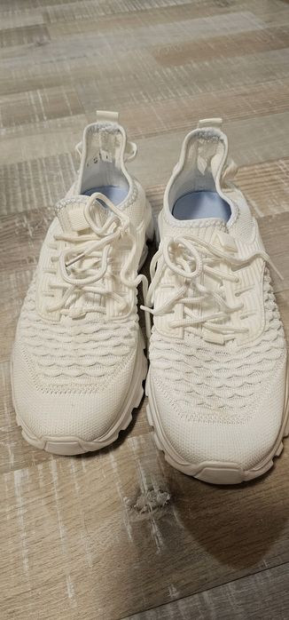 Продавам дамски маратонки Asics