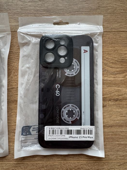 Husă iPhone 15 Pro Max – model casetă retro (C-60) + protecție cameră (noi)
