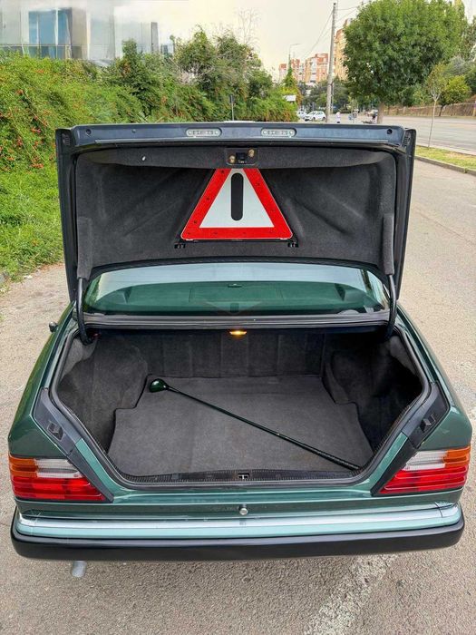 Mercedes-Benz W124 220E (1992) – Vehicul Istoric | Spania | Malachitgrün