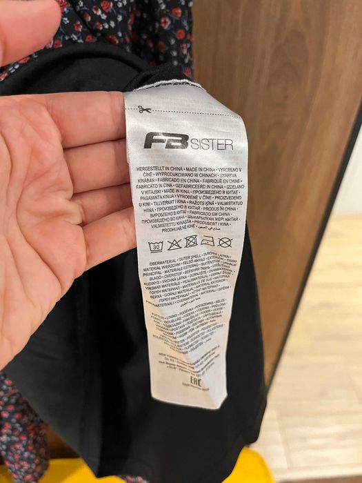 Кокетна къса рокличка с флорален мотив