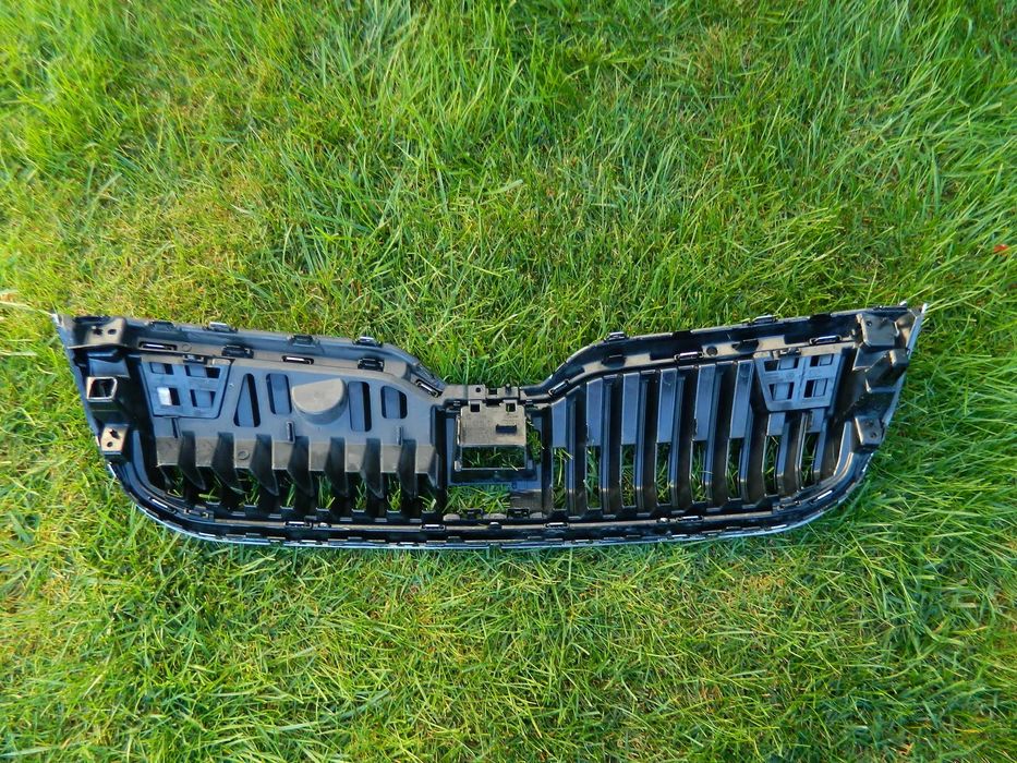 Grila centrala cu distronic Skoda Superb 3 model 2019-2022 cod 3V0853653G