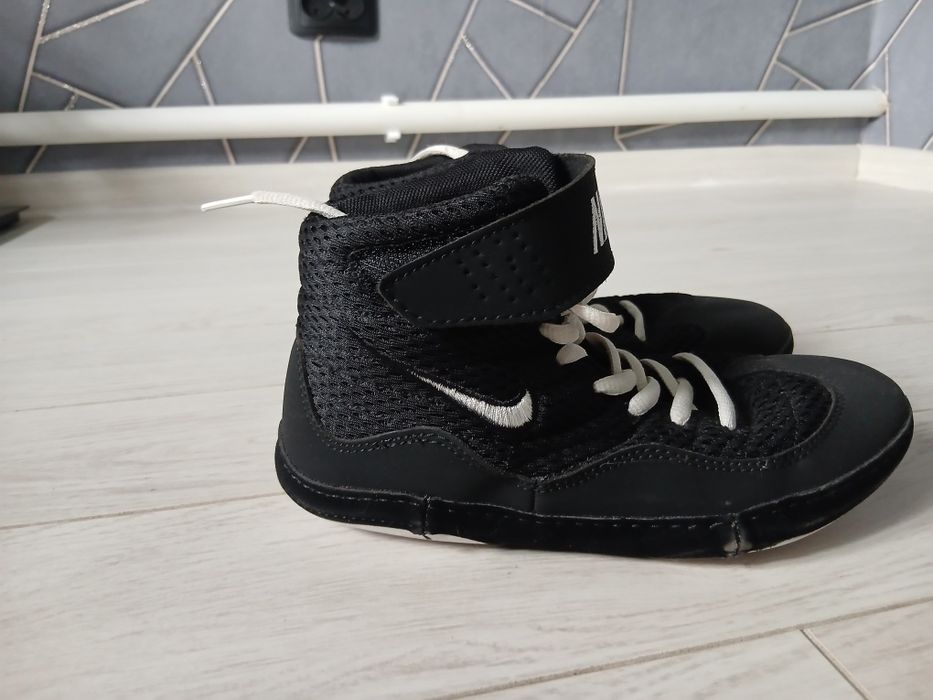 Продам борцовки Nike одеаались пару раз