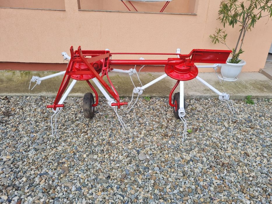 Greblă pentru împrăștiat Fahr