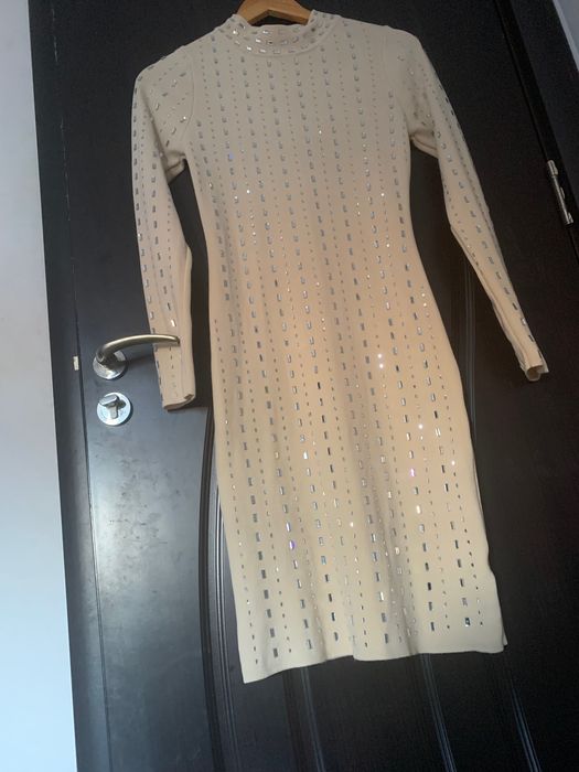 Рокля с камъни екрю