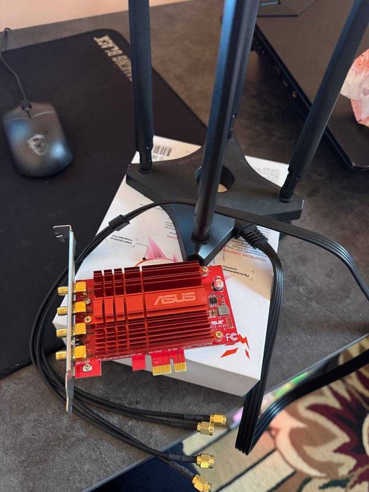 ASUS PCE-AC88 — desktop kompyuter uchun 4x4 PCIe Wi-Fi adapter.