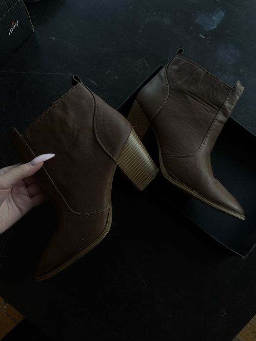 Дамски боти с висок ток