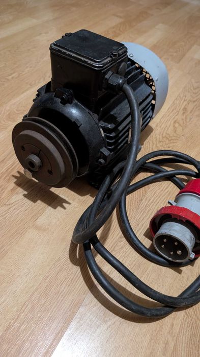 Motor electric trifazat cu 2 turații (1400 / 700 RPM) - 380V, cu fulie și cablu