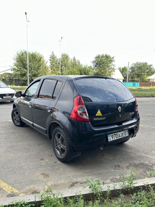 Продам автомобиль Рено Сандеро