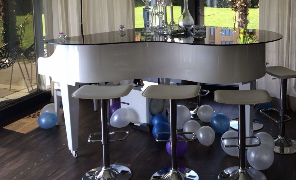 Бял роял от естествено дърво, стъкло и с електронно пиано-Yamaha