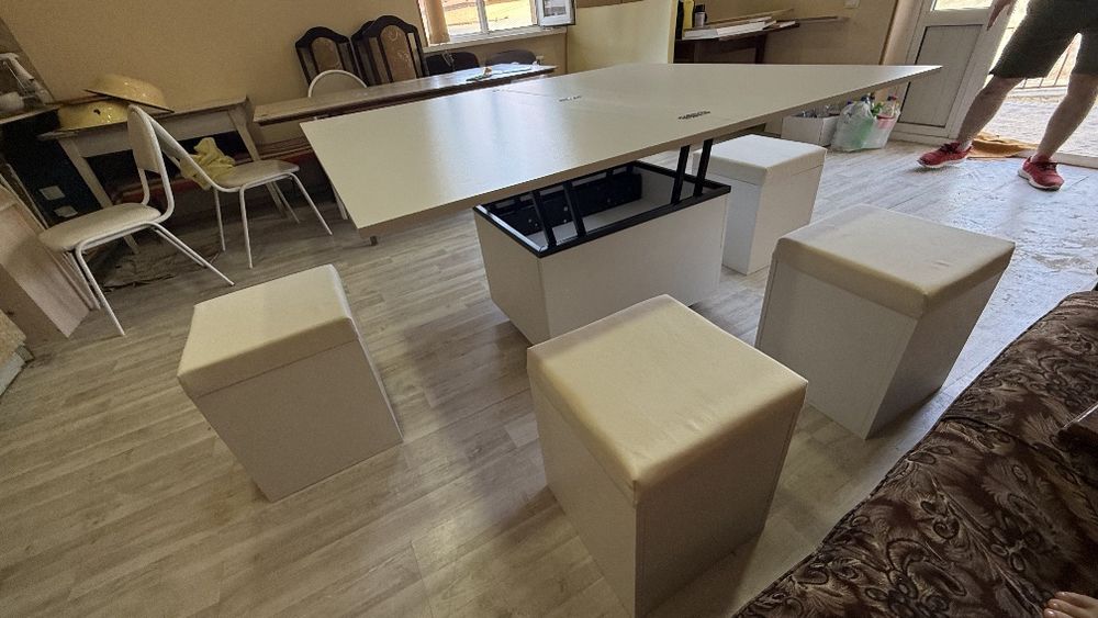 Новый журнальный стол трансформер с 4 пуфиками