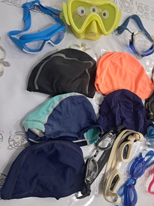 Спортивные шапочки для бассейна и очки.