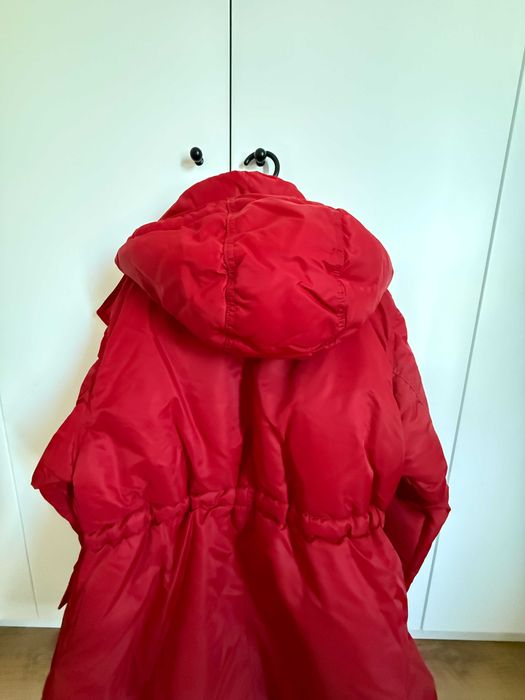Geacă roșie de iarnă Bershka – Oversize, foarte călduroasă și cu look cool