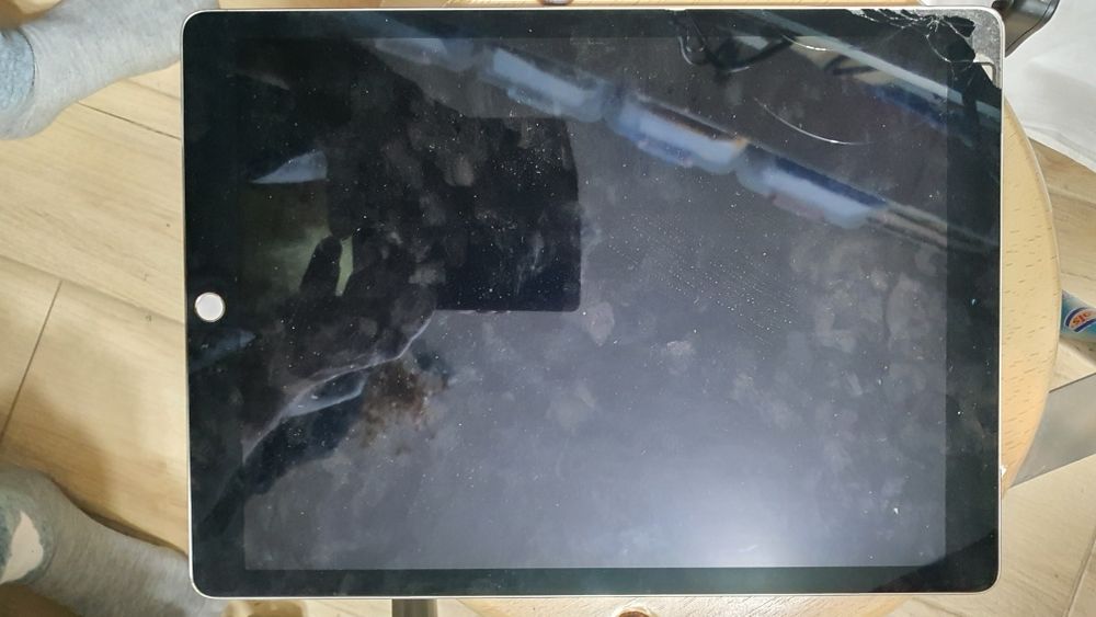 Vând două iPad Pro 12.9" (model A1652, A1670 2015) cu ecran spart  și una bună