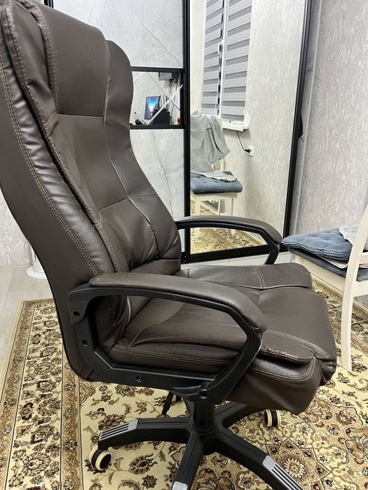 Офисное кресло.