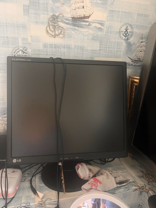 Мониторы lG-2 штуки. В отличном состояние