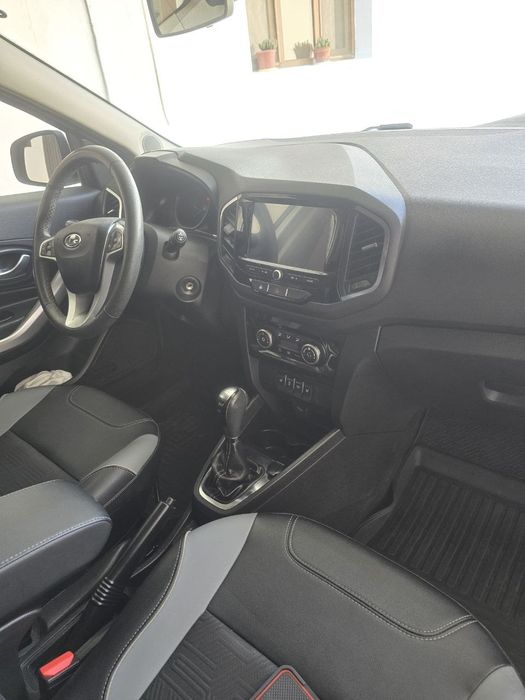Lada XX Kros  ikming yigirma birinchi yil ikming ikkinchi yilda salon