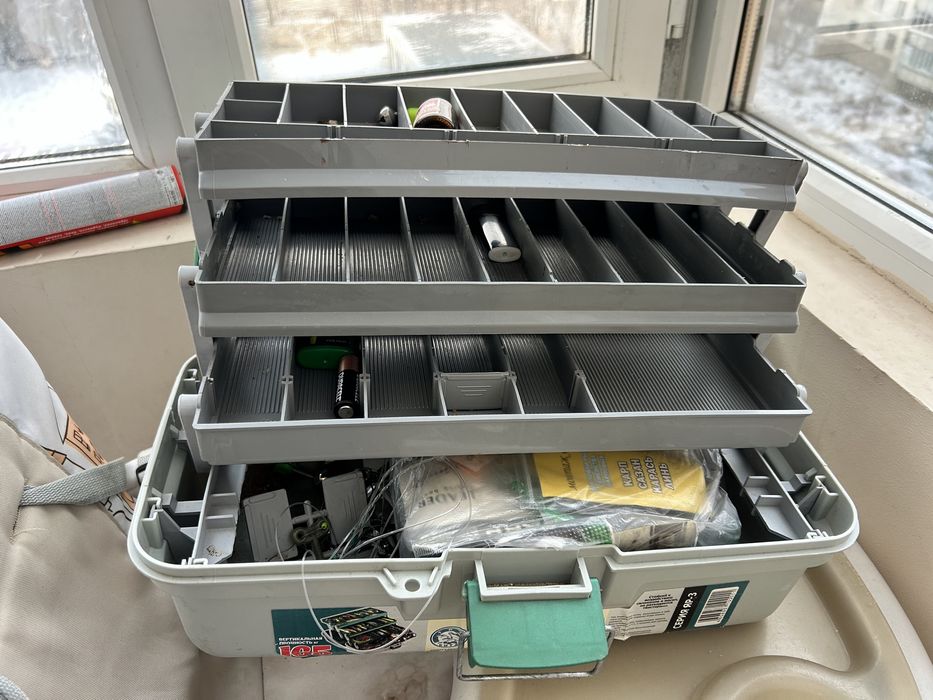 3 удочки и чемодан для снастей