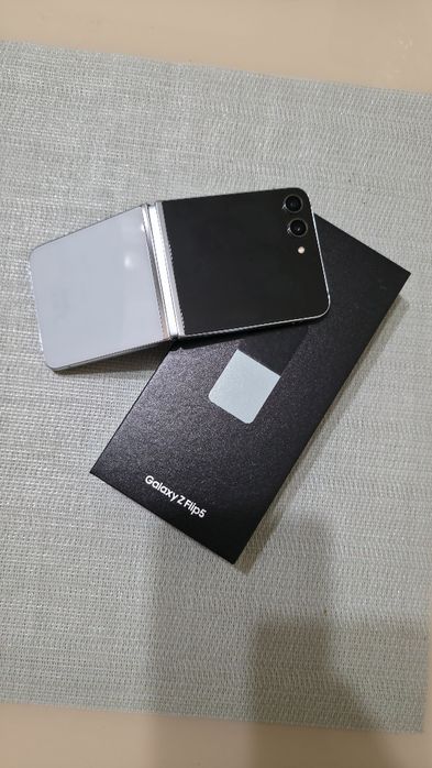 Vand telefon Galaxy Z Flip 5