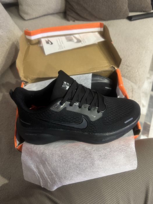Продам кроссовки NIKE