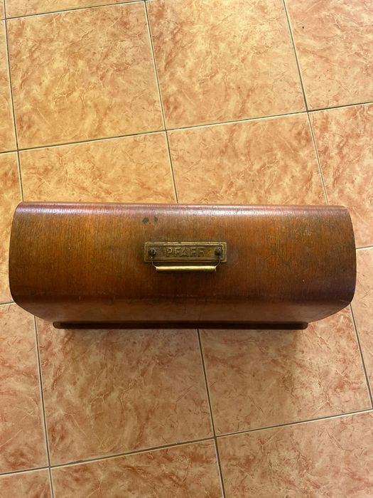 Acesta este o mașină de cusut Pfaff 11 de epocă