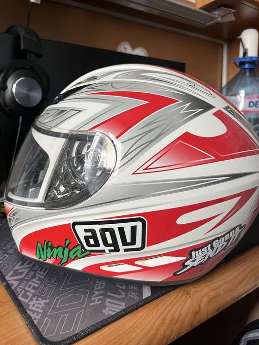 Червено бяла каска на AGU