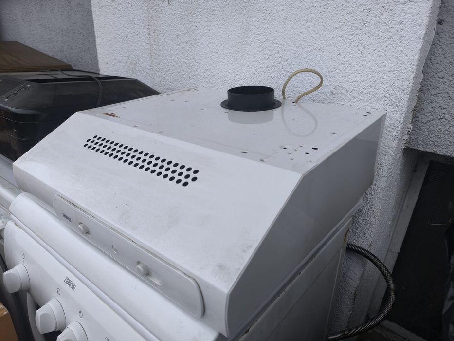 Hotă Zanussi, stare bună. 3 trepte de putere + iluminare. iasi