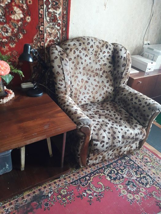 Продам мебель диван и два кресло и шифоньерр